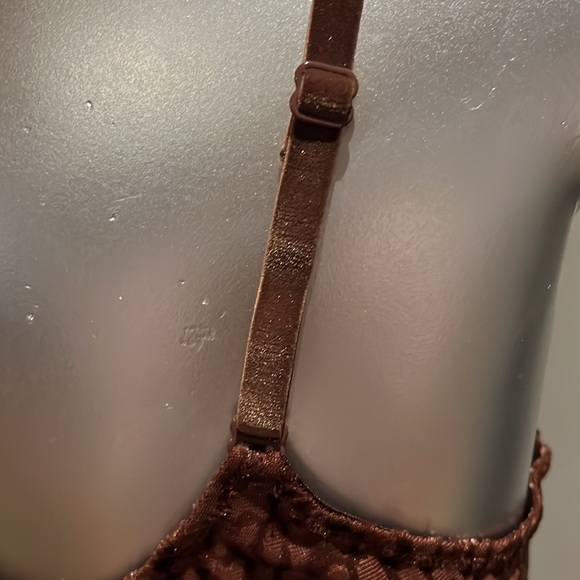 SKIMS
Wireless Velvet Scoop Bra - Chestnut - Picture 10 of 11